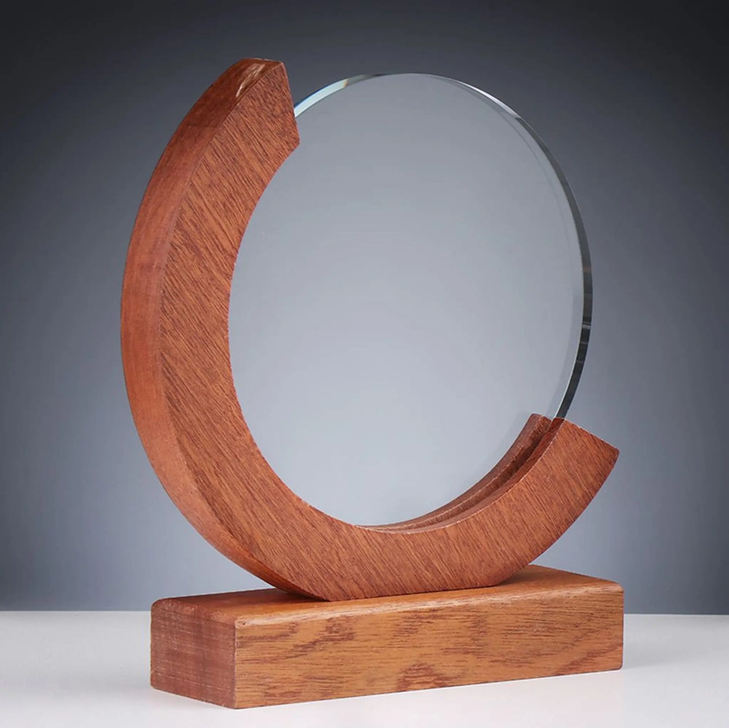 Glas und Holz Award CIRCLE – Seitenansicht mit rundem Kristallglas im Holzrahmen, natürliche Holzmaserung sichtbar | awardideen.de
