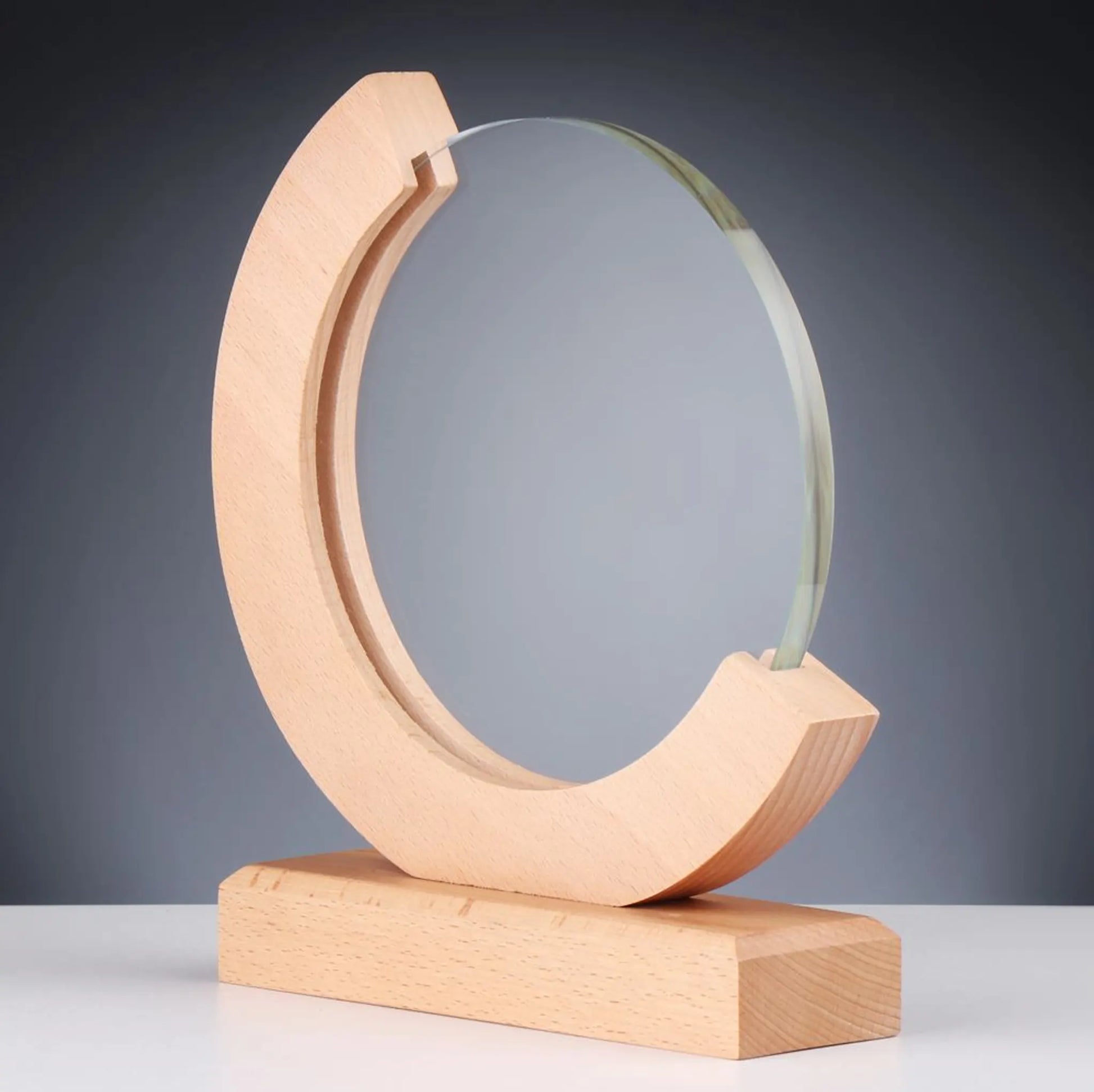 Glas und Holz Award BRIGHT CIRCLE – runde Kristallglasscheibe 10 mm im C-förmigen Holzrahmen auf Holzsockel, Frontansicht, 195 mm, gravierbar
