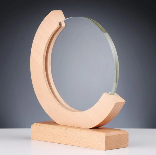 Glas und Holz Award BRIGHT CIRCLE – runde Kristallglasscheibe 10 mm im C-förmigen Holzrahmen auf Holzsockel, Frontansicht, 195 mm, gravierbar
