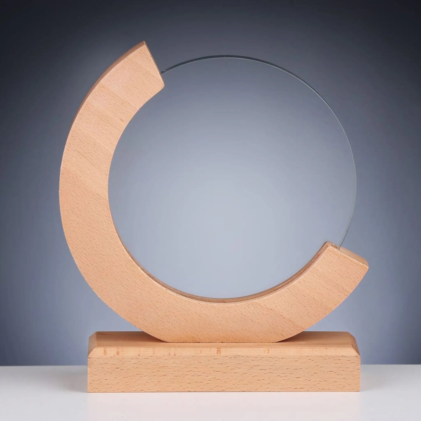 Glas und Holz Award BRIGHT CIRCLE – Seitenansicht, C-förmiger Holzrahmen mit runder Glasscheibe auf massivem Holzsockel, ideal für Lasergravur und Digitaldruck
