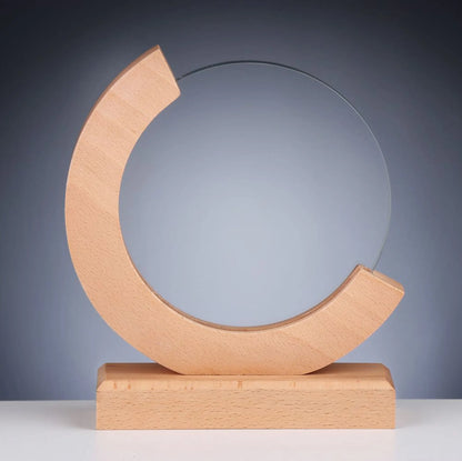 Glas und Holz Award BRIGHT CIRCLE – Seitenansicht, C-förmiger Holzrahmen mit runder Glasscheibe auf massivem Holzsockel, ideal für Lasergravur und Digitaldruck
