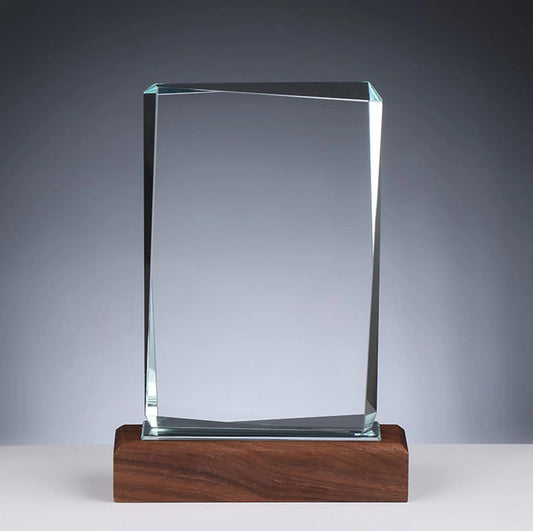 Glas und Holz Award FACETTE – rechteckige Kristallglasscheibe 15 mm mit Facettenschliff auf dunklem Holzsockel, Frontansicht, 210 mm, gravierbar
