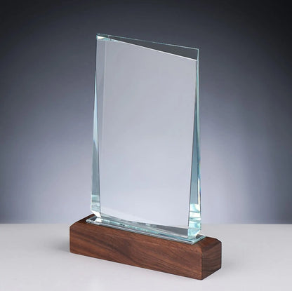Glas und Holz Award FACETTE – Seitenansicht, 15 mm Kristallglas mit abgeschrägten Facettenkanten auf dunklem Holzsockel, gravierbar