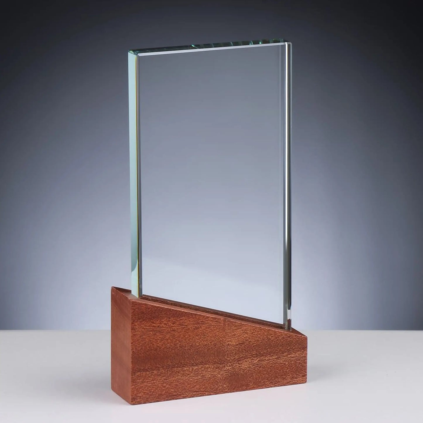 Glas und Holz Award MONUMENT – 20 mm Kristallglasscheibe auf schrägem Edelholzsockel, Frontansicht, 210 mm, gravierbar mit Lasergravur 

