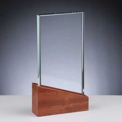 Glas und Holz Award MONUMENT – 20 mm Kristallglasscheibe auf schrägem Edelholzsockel, Frontansicht, 210 mm, gravierbar mit Lasergravur 
