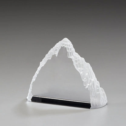 Iceberg Award aus Kristallglas – dreieckiger Bergform-Block mit satinierten Felskanten und glatter Innenfläche für eine Gravur
