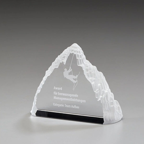 Iceberg Award aus Kristallglas in Bergform mit satinierten Kanten und Lasergravur – Beispielmotiv Kletterer, Award für herausragende Managementleistungen
