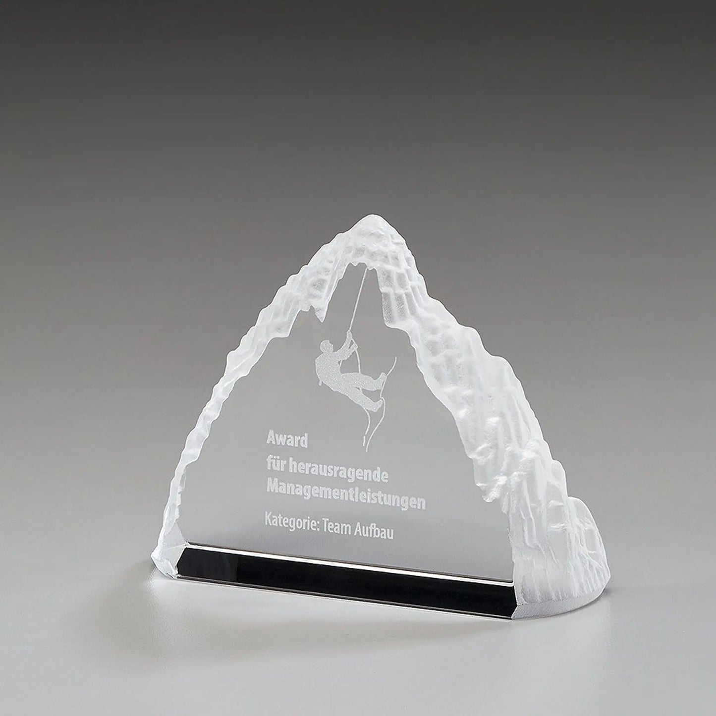 Iceberg Award aus Kristallglas in Bergform mit satinierten Kanten und Lasergravur – Beispielmotiv Kletterer, Award für herausragende Managementleistungen

