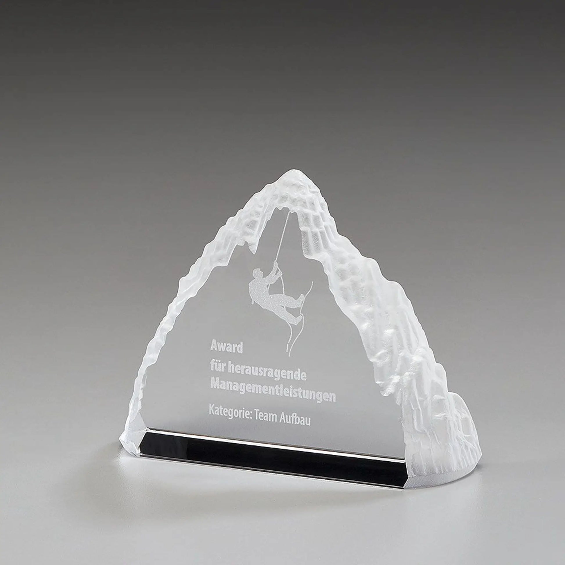 Iceberg Award aus Kristallglas in Bergform mit satinierten Kanten und Lasergravur – Beispielmotiv Kletterer, Award für herausragende Managementleistungen
