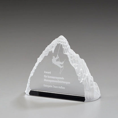 Iceberg Award aus Kristallglas in Bergform mit satinierten Kanten und Lasergravur – Beispielmotiv Kletterer, Award für herausragende Managementleistungen
