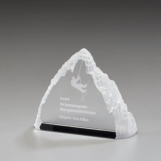 Iceberg Award aus Kristallglas in Bergform mit satinierten Kanten und Lasergravur – Beispielmotiv Kletterer, Award für herausragende Managementleistungen
