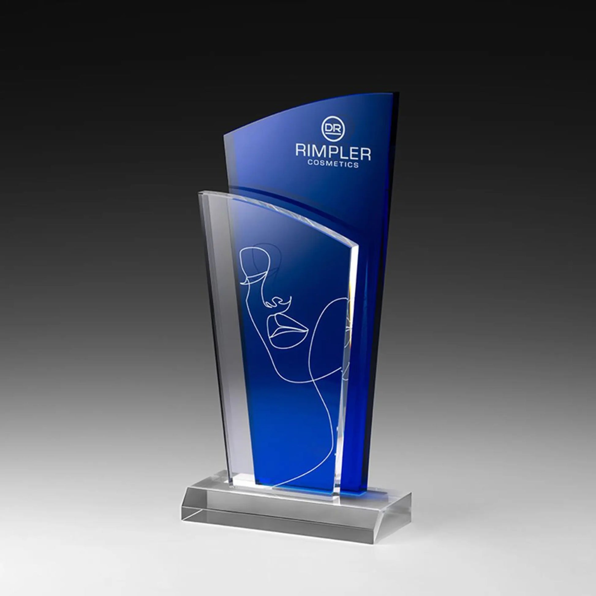 Indigo Twin Award – zwei geschwungene Acrylglasscheiben in Blau und Transparent auf klarem Acrylsockel, Digitaldruck mit Logo und Lasergravur mit Motiv, personalisierbar für Unternehmensauszeichnungen
