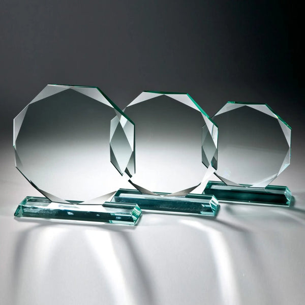 Crystal Octagon Award – achteckiger Jade-Glasaward mit facettierten Kanten auf rechteckigem Sockel, 3 Größen | awardideen.de

