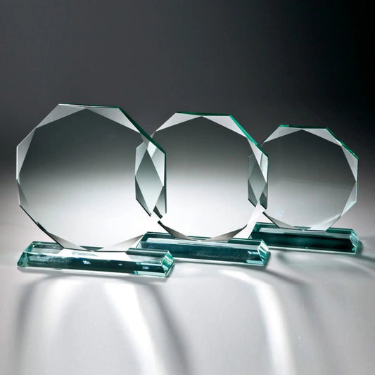 Crystal Octagon Award – achteckiger Jade-Glasaward mit facettierten Kanten auf rechteckigem Sockel, 3 Größen | awardideen.de
