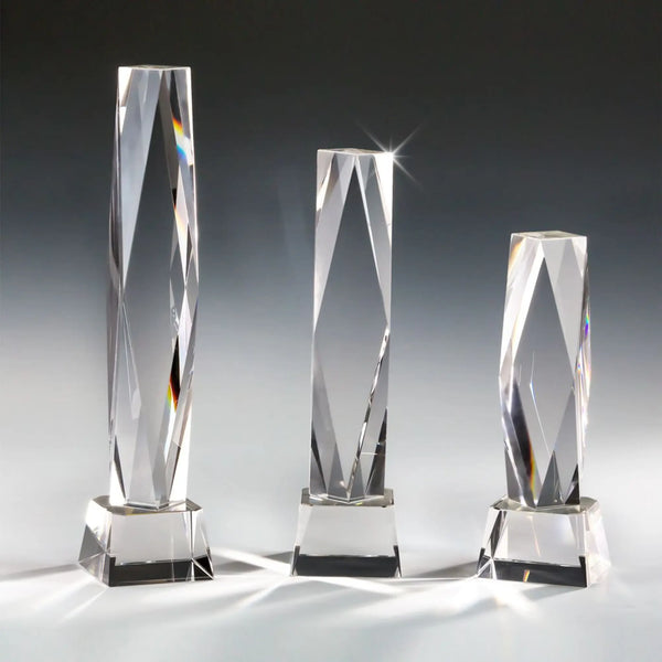 Crystal Brilliant Tower Award – facettierter Kristallglas-Tower mit Diamantschliff in 3 Größen, klares Glas mit Lichtbrechung | awardideen.de
