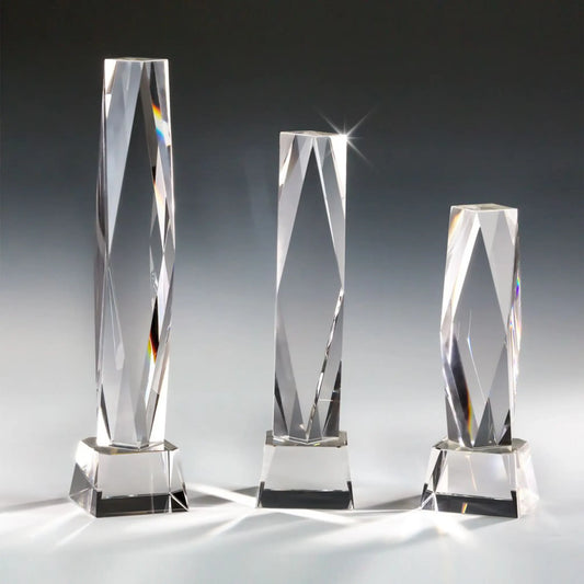 Crystal Brilliant Tower Award – facettierter Kristallglas-Tower mit Diamantschliff in 3 Größen, klares Glas mit Lichtbrechung | awardideen.de
