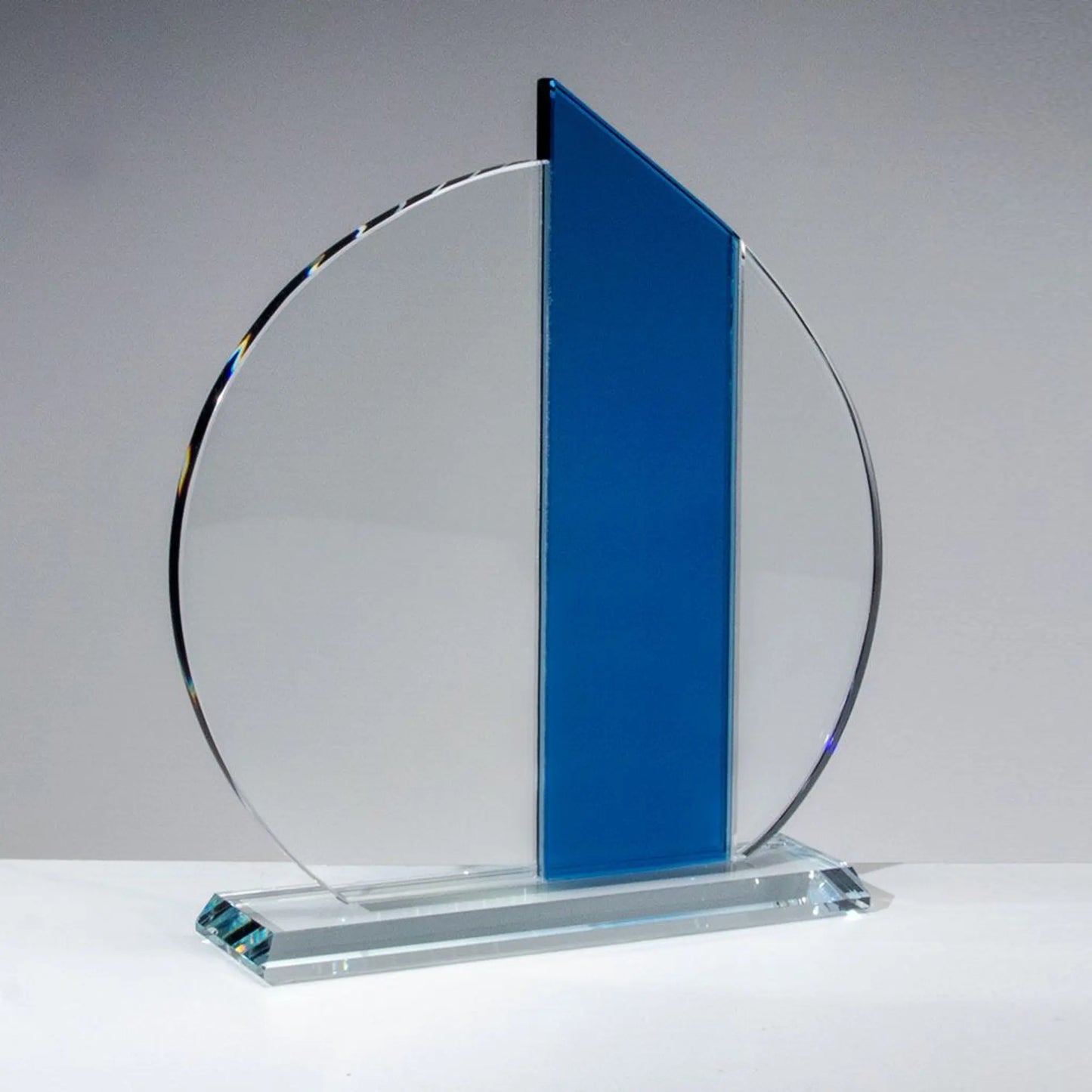 Blue Circle Award – Glasaward mit rundem klarem Kristallglas und blauem Glaselement auf Sockel | awardideen.de

