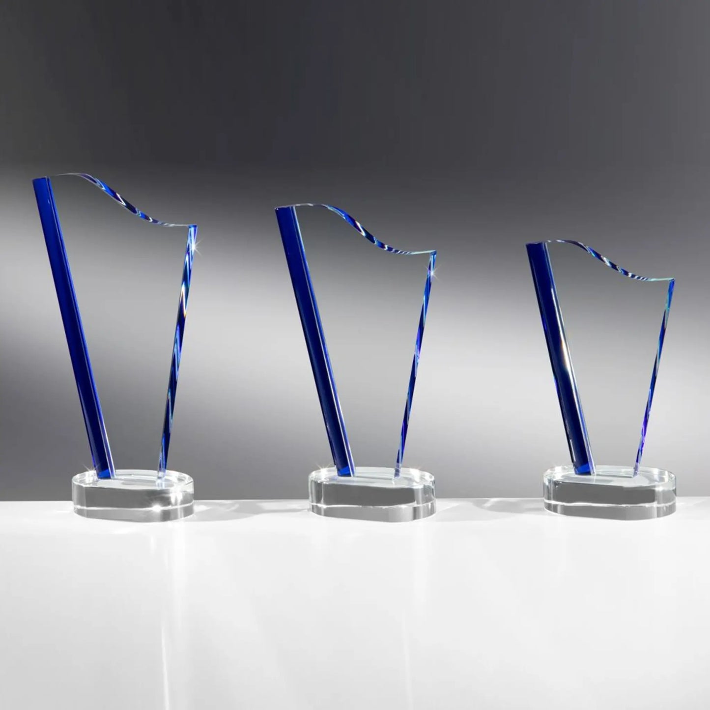 Dynamic Success Award – Glasaward mit blauem Wellenelement und klarem Kristallglas auf rundem Sockel, 3 Größen | awardideen.de

