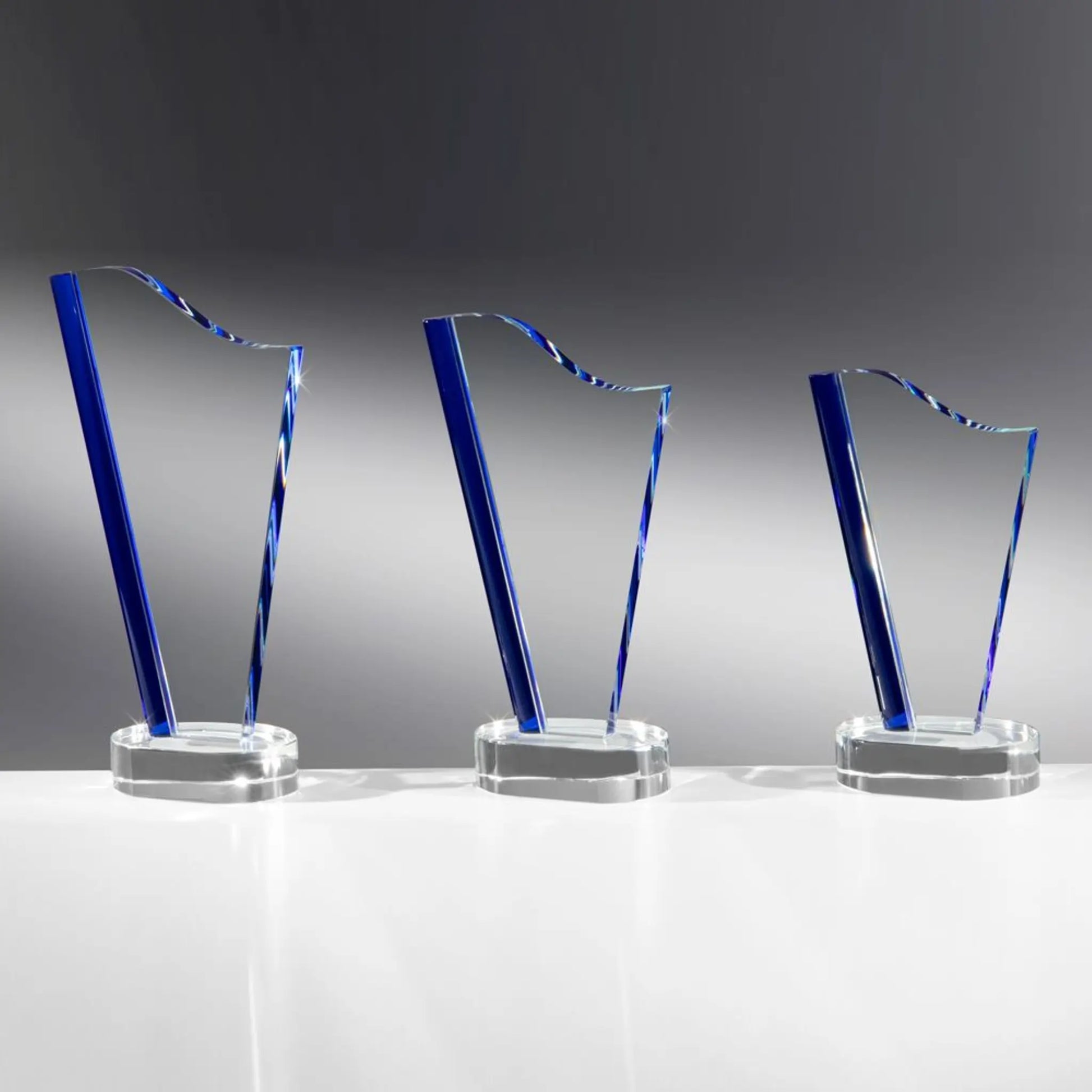 Dynamic Success Award – Glasaward mit blauem Wellenelement und klarem Kristallglas auf rundem Sockel, 3 Größen | awardideen.de
