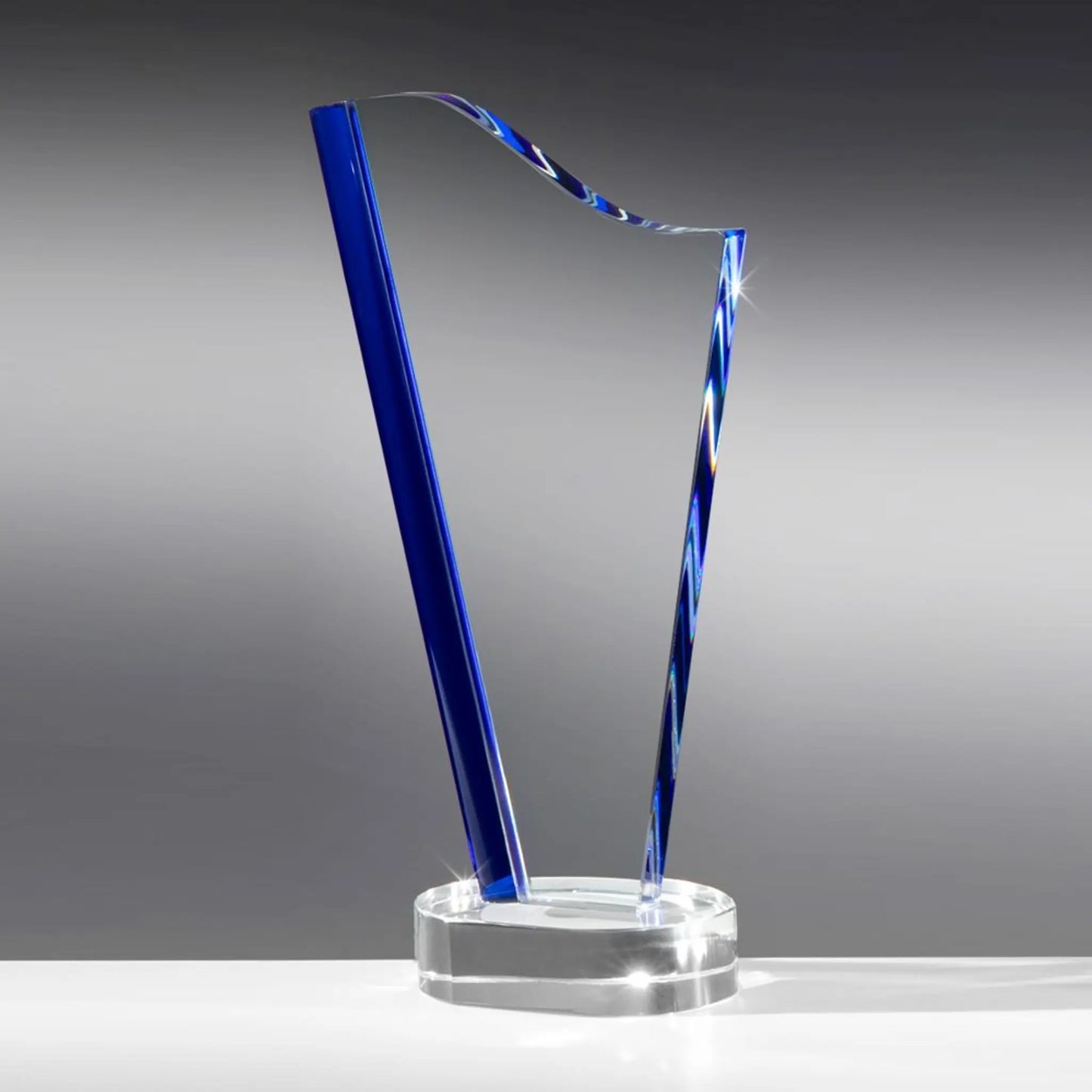 Dynamic Success Award – Detailansicht mit blauem Glaselement und dynamischer Wellenform auf klarem Kristallsockel | awardideen.de
