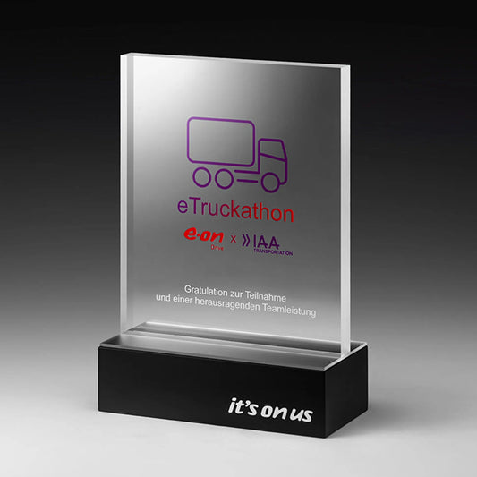 Legacy Award aus klarem Acrylglas mit Digitaldruck auf schwarz lackiertem Holzsockel mit Lasergravur – 220 mm, personalisierbar für Events und Golfturniere

