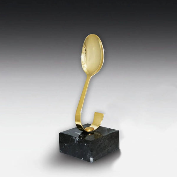 Löffel-Award goldfarben glanzlackiert auf schwarzem Marmorsockel – gebogener Metalllöffel mit Hochglanz-Goldfarben lackiert, Höhe 200 mm
