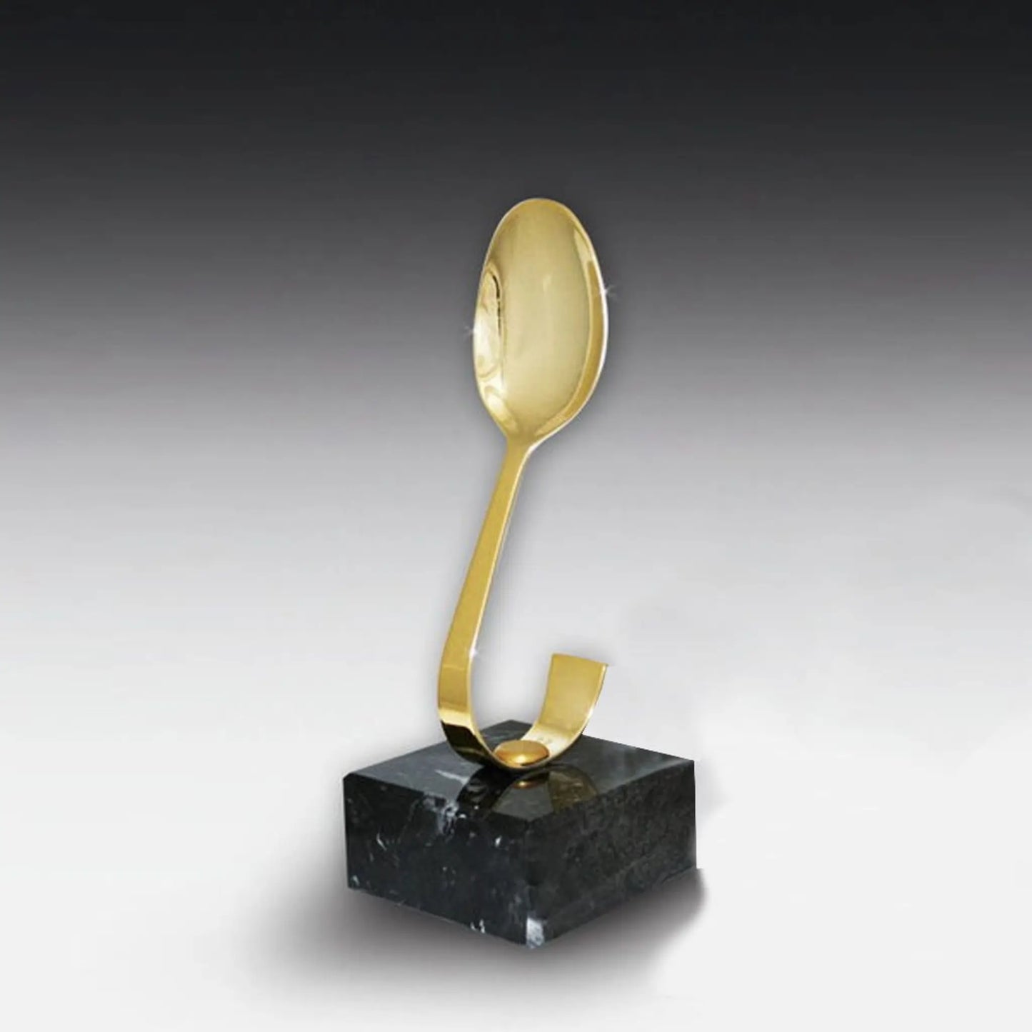 Löffel-Award goldfarben glanzlackiert auf schwarzem Marmorsockel – gebogener Metalllöffel mit Hochglanz-Goldfarben lackiert, Höhe 200 mm
