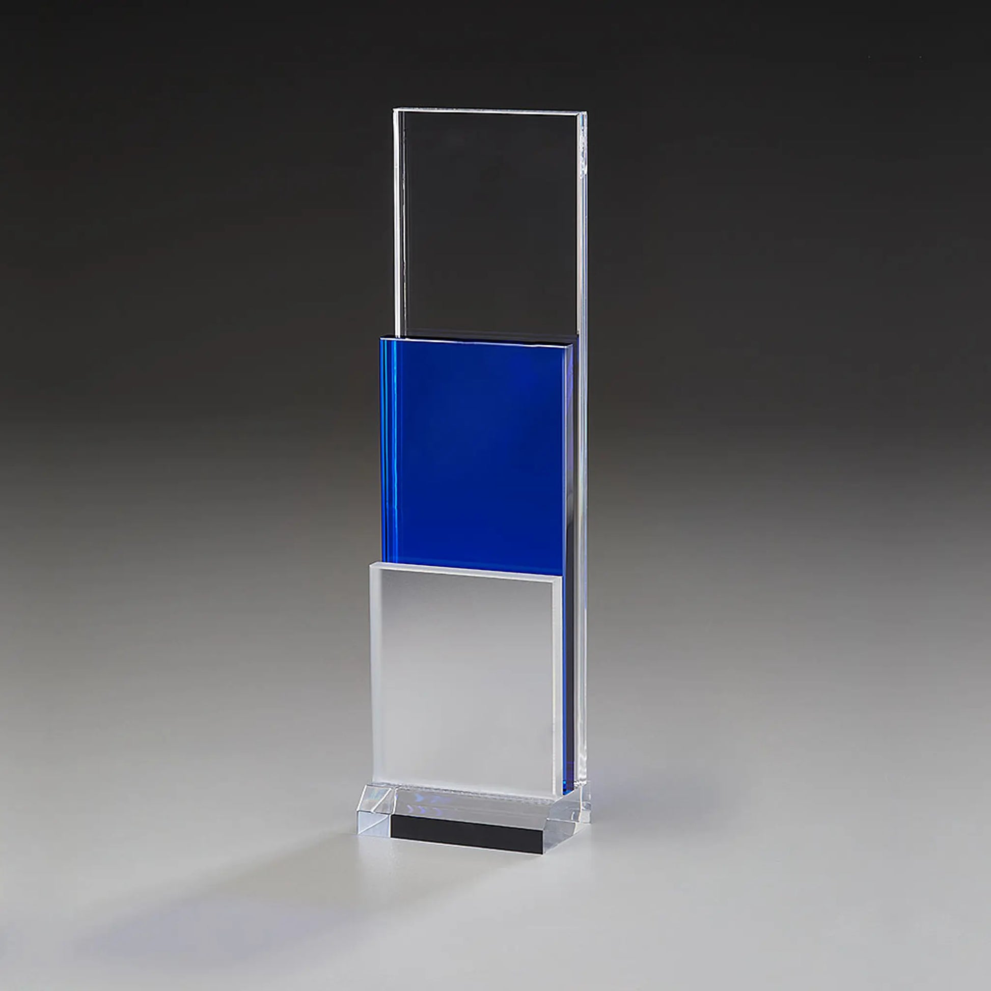 Modern Step Award aus klarem Acrylglas, blauem und mattiertem silberweißem Acrylelement in Stufenform, klarer Sockel , unpersonalisiert
