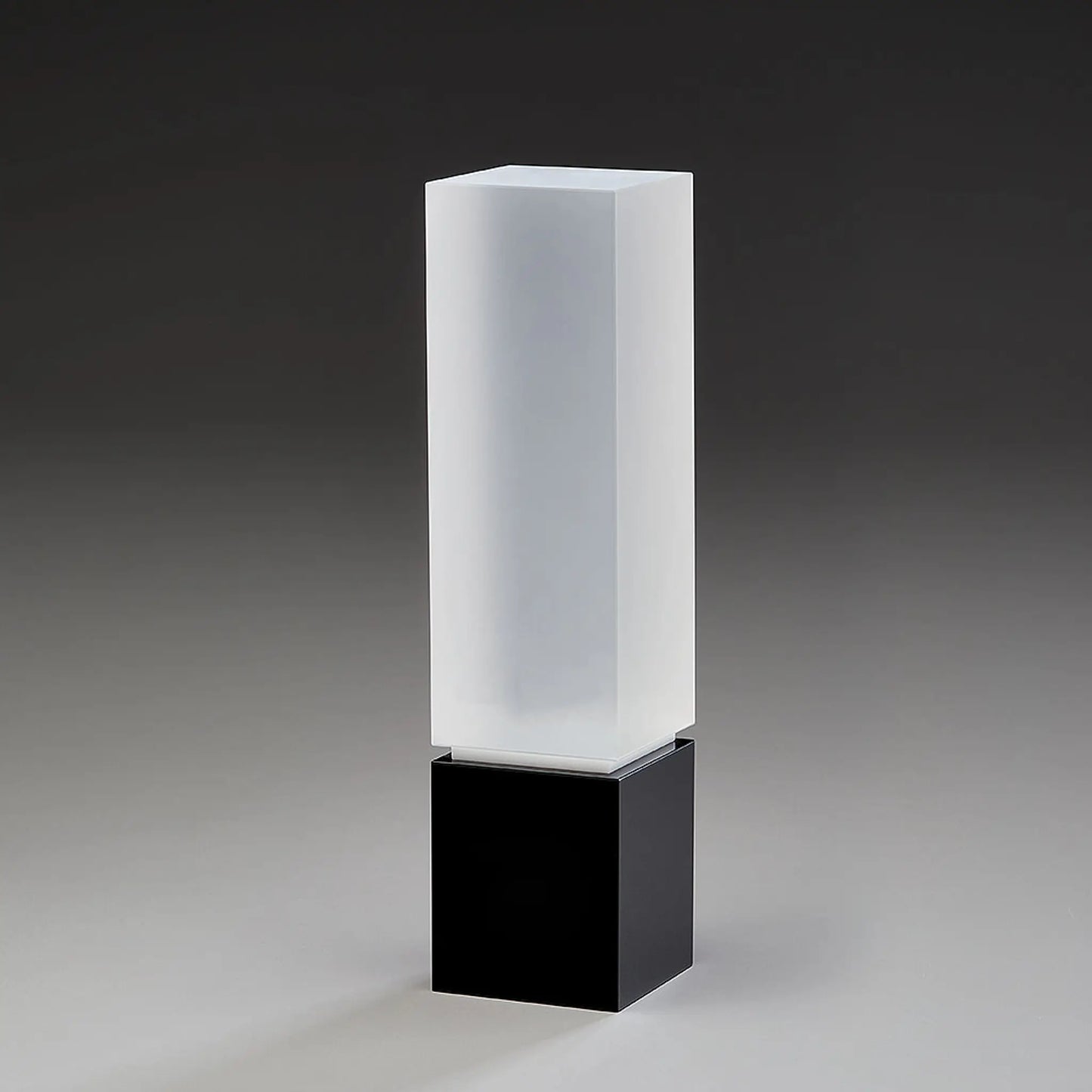Award aus weißem und schwarzem Glas kombiniert