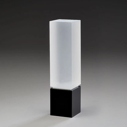 Award aus weißem und schwarzem Glas kombiniert