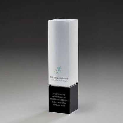Award aus weißem und schwarzem Glas kombiniert mit Beispielbeschriftung