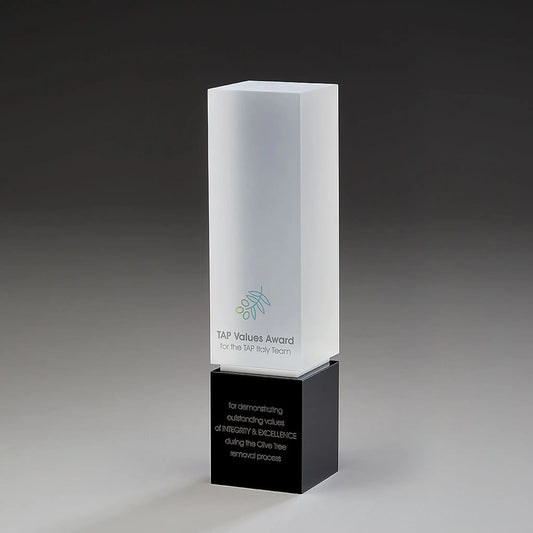 Award aus weißem und schwarzem Glas kombiniert mit Beispielbeschriftung