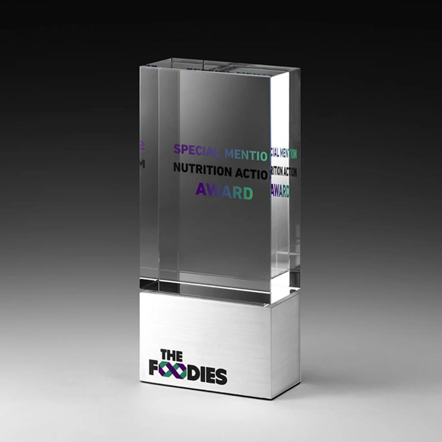 NEXUS Award – massiver rechteckiger Kristallglas-Block auf poliertem Metallsockel, farbiger Digitaldruck mit Logo auf Sockel und Lasergravur mit Text im Glas, personalisierbar für Unternehmensauszeichnungen und Gala-Abende
