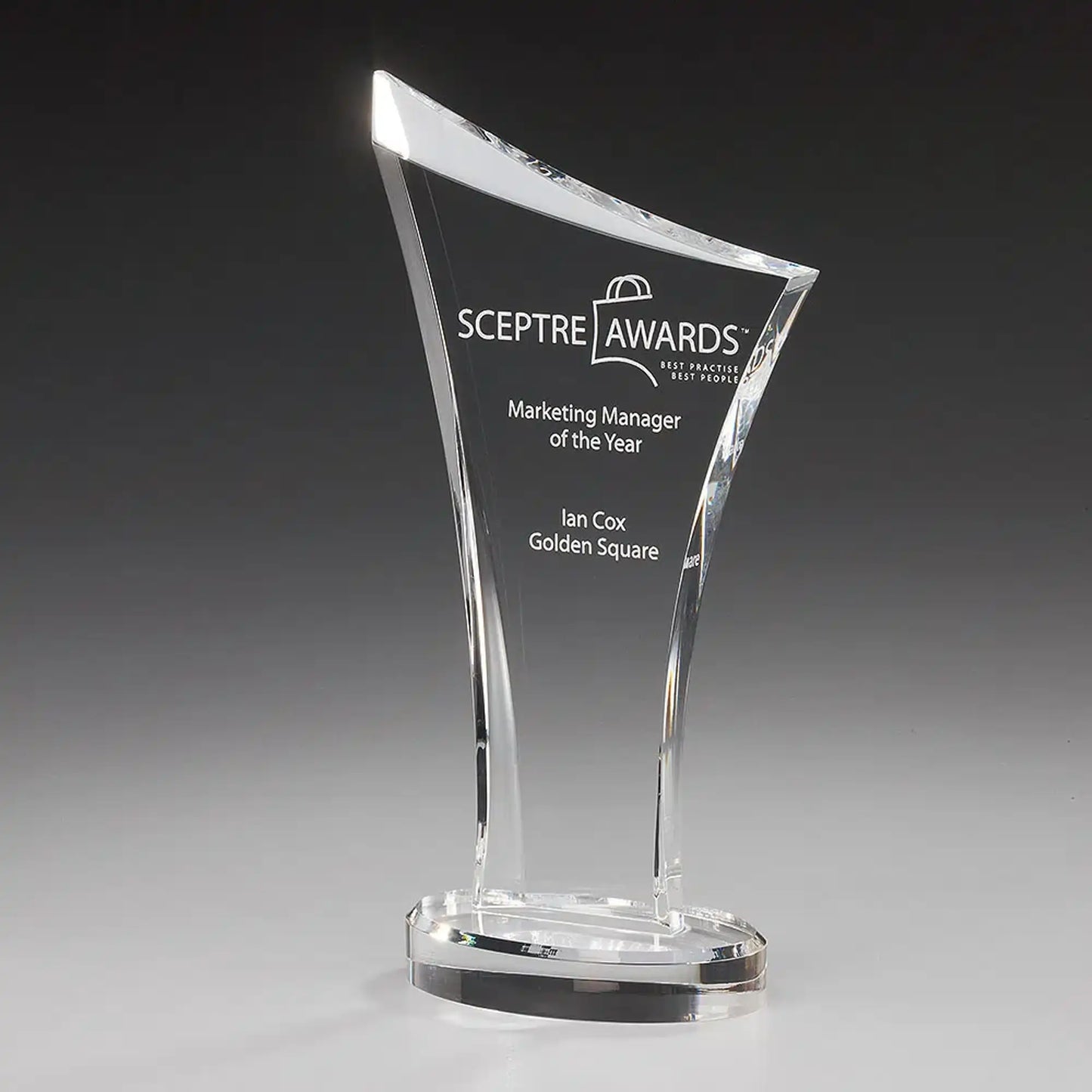 Number One Award – dynamischer Acrylglas-Award mit geschwungener Fahnenform auf ovalem Sockel, Beispielgravur mit Logo und Text, personalisierbar mit Lasergravur
