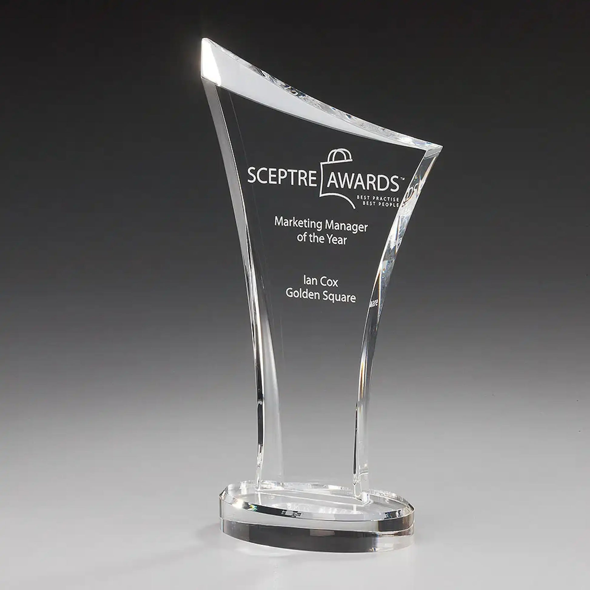 Number One Award – dynamischer Acrylglas-Award mit geschwungener Fahnenform auf ovalem Sockel, Beispielgravur mit Logo und Text, personalisierbar mit Lasergravur
