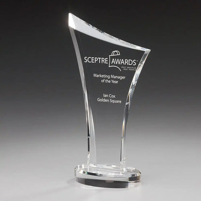 Number One Award – dynamischer Acrylglas-Award mit geschwungener Fahnenform auf ovalem Sockel, Beispielgravur mit Logo und Text, personalisierbar mit Lasergravur
