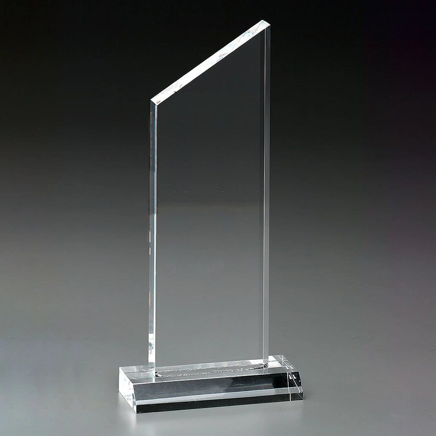 Peak Award aus 18 mm klarem Acrylglas mit geschliffenen Kanten und rechteckigem Sockel – blanko, bereit zur Personalisierung
