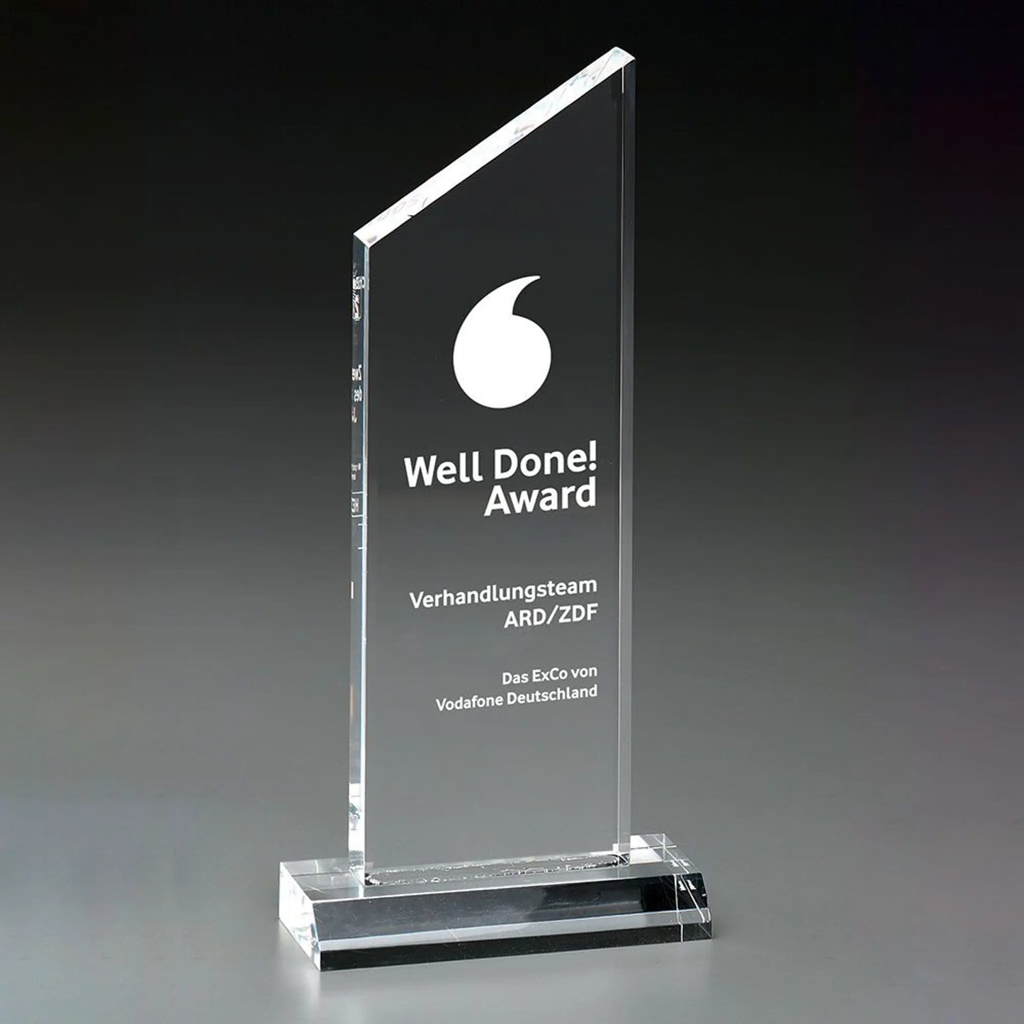 Peak Award aus 18 mm Acrylglas mit UV-Druck – Beispielpersonalisierung mit Logo und Text, auf rechteckigem Sockel
