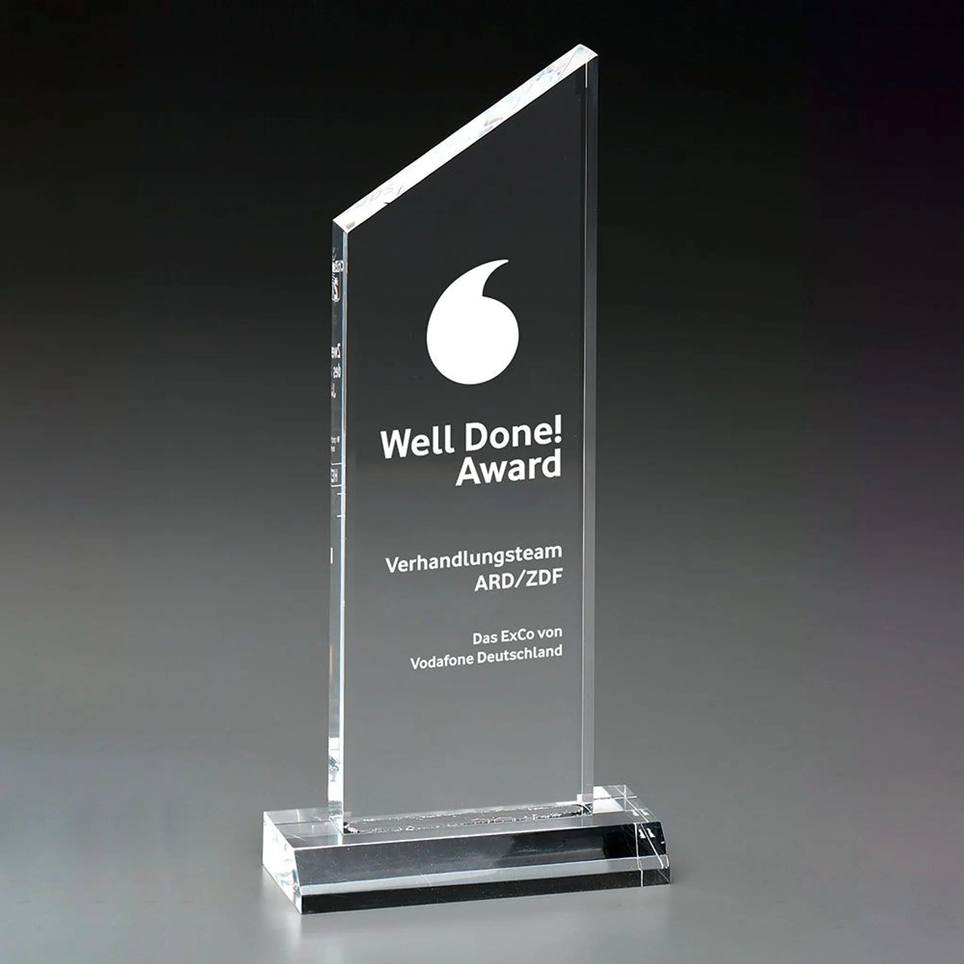 Peak Award aus 18 mm Acrylglas mit UV-Druck – Beispielpersonalisierung mit Logo und Text, auf rechteckigem Sockel
