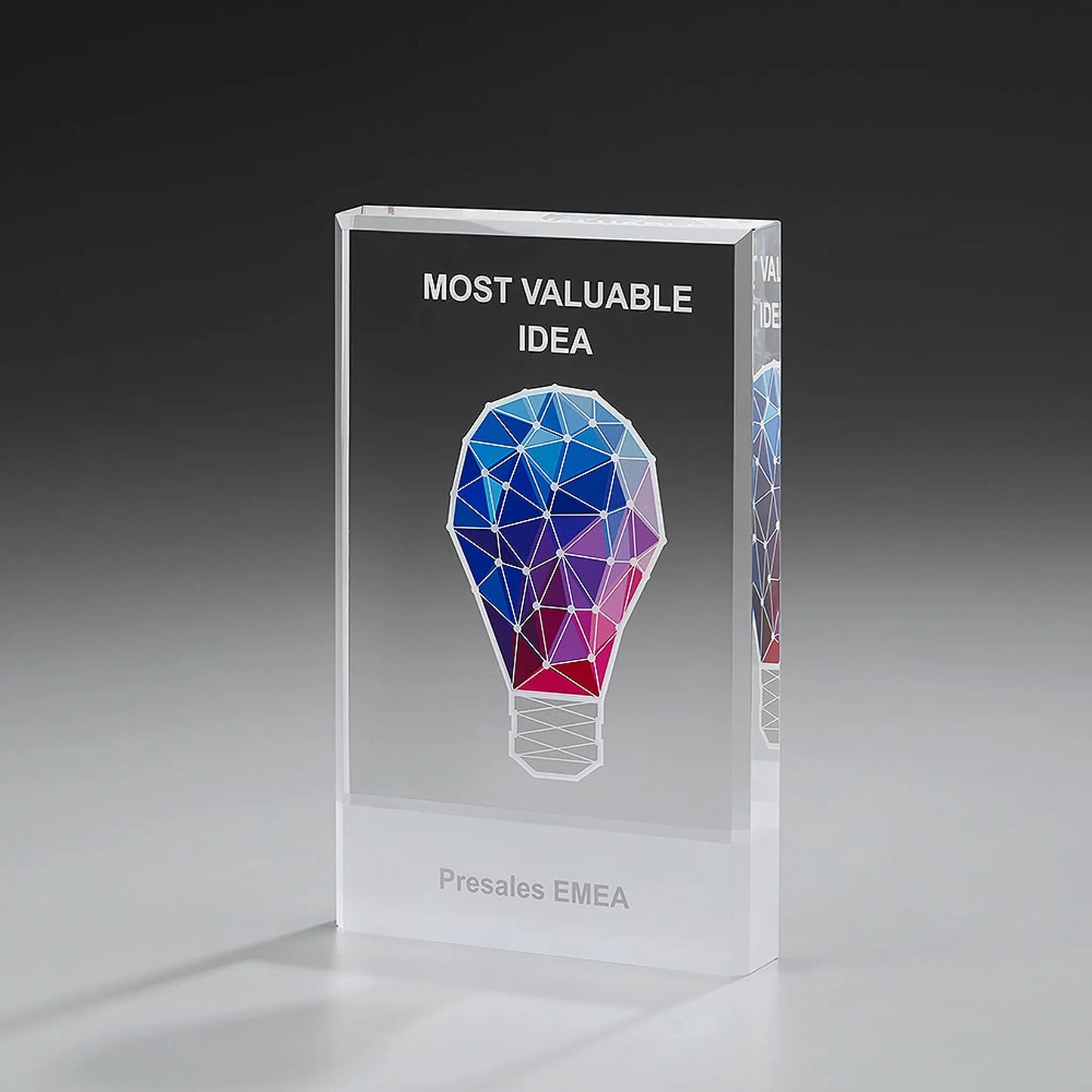 Pure Award aus Kristallglas – massiver 25 mm Kristallglasblock mit Digitaldruck und Lasergravur, mit Beispielmotiv „Most Valuable Idea" mit mehrfarbiger Glühbirnen-Illustration
