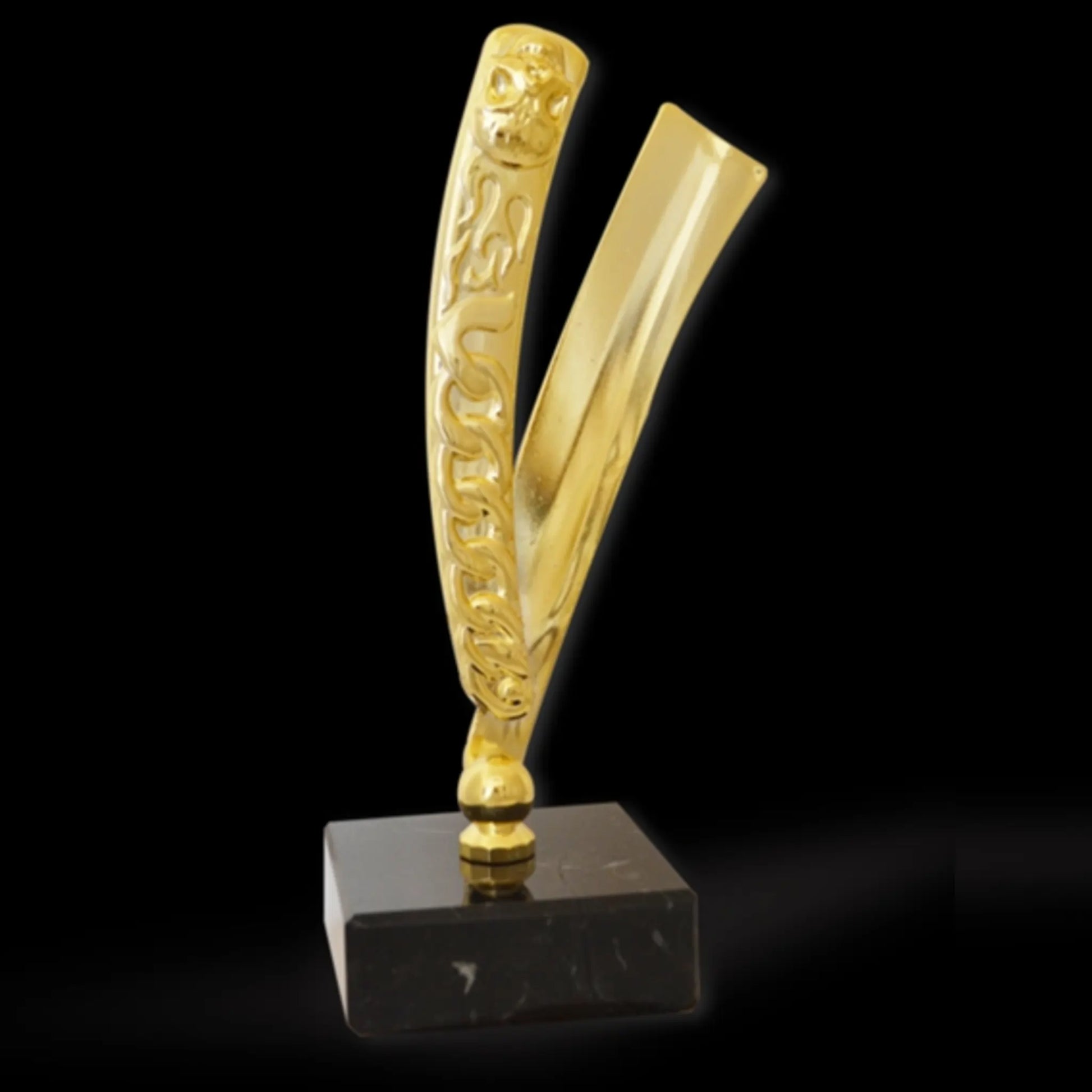 Rasiermesser-Award goldfarben glanzlackiert auf schwarzem Marmorsockel – geöffnetes Rasiermesser mit ziseliertem Griff und Hochglanz-Goldbeschichtung, Höhe 240 mm
