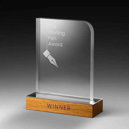 Reflection Award aus klarem Acrylglas mit abgerundeter Form auf natürlichem Holzsockel, personalisiert mit Lasergravur – ideal für Preisverleihungen und Golfturniere
