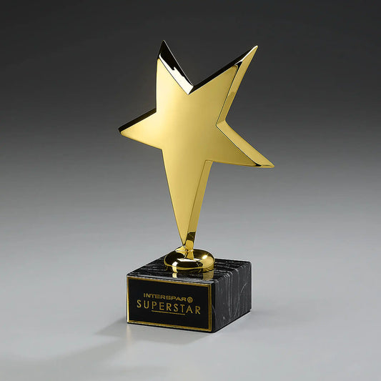 Rising Star Award – goldfarben glanzlackierter Stern-Pokal auf schwarzem Marmorsockel mit Gravurschild und Logo, dynamisch geneigt, ideal für Mitarbeiter-Awards, Gala-Abende und Unternehmensauszeichnungen
