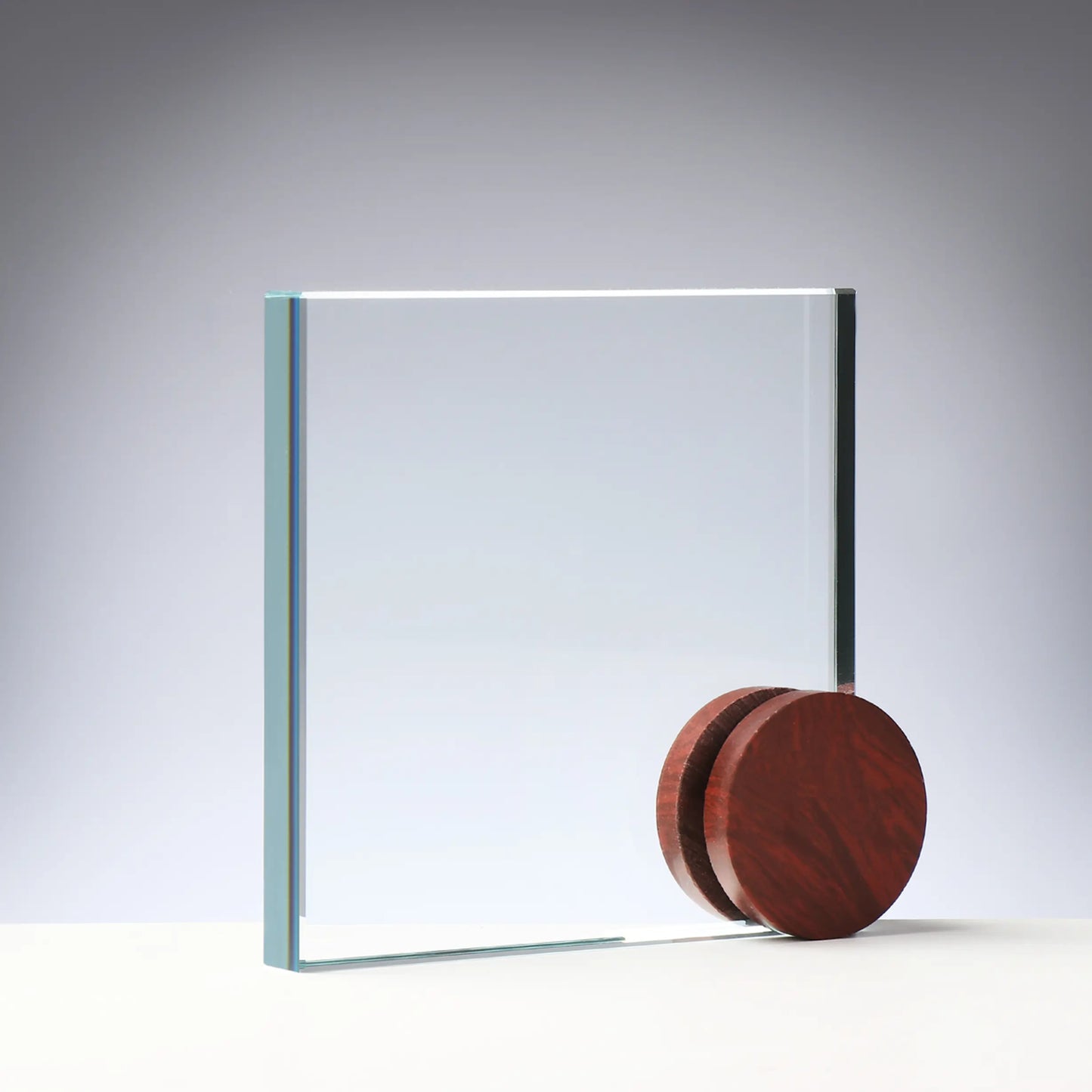 Circle-Award Holz und Glas: Kristallglas 20 mm mit Randschliff auf rundem Holzsockel in Rotbraun, Höhe 160 mm – Award für Unternehmensauszeichnungen und Golfturniere
