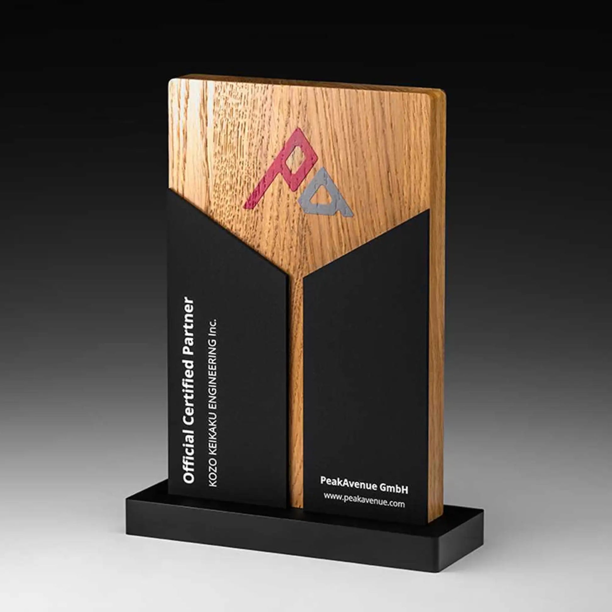 Shinepoint Holz-Award aus Eichenholz mit schwarzem Acrylsockel und Y-förmigem Holz-Einsatz – personalisierbar mit Lasergravur oder UV-Druck für Unternehmensauszeichnungen und Golfturniere

