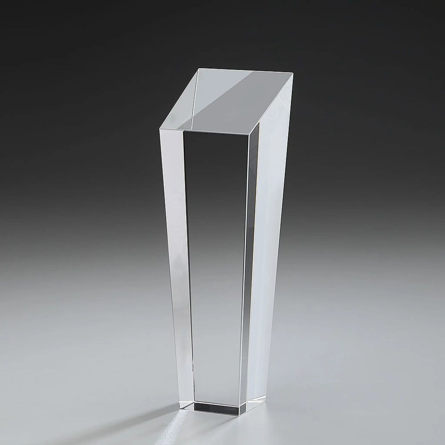 Spotlight Tower Award aus Kristallglas in der Seitenansicht – massiver Spitzen-Award für Unternehmensauszeichnungen und Golfturniere

