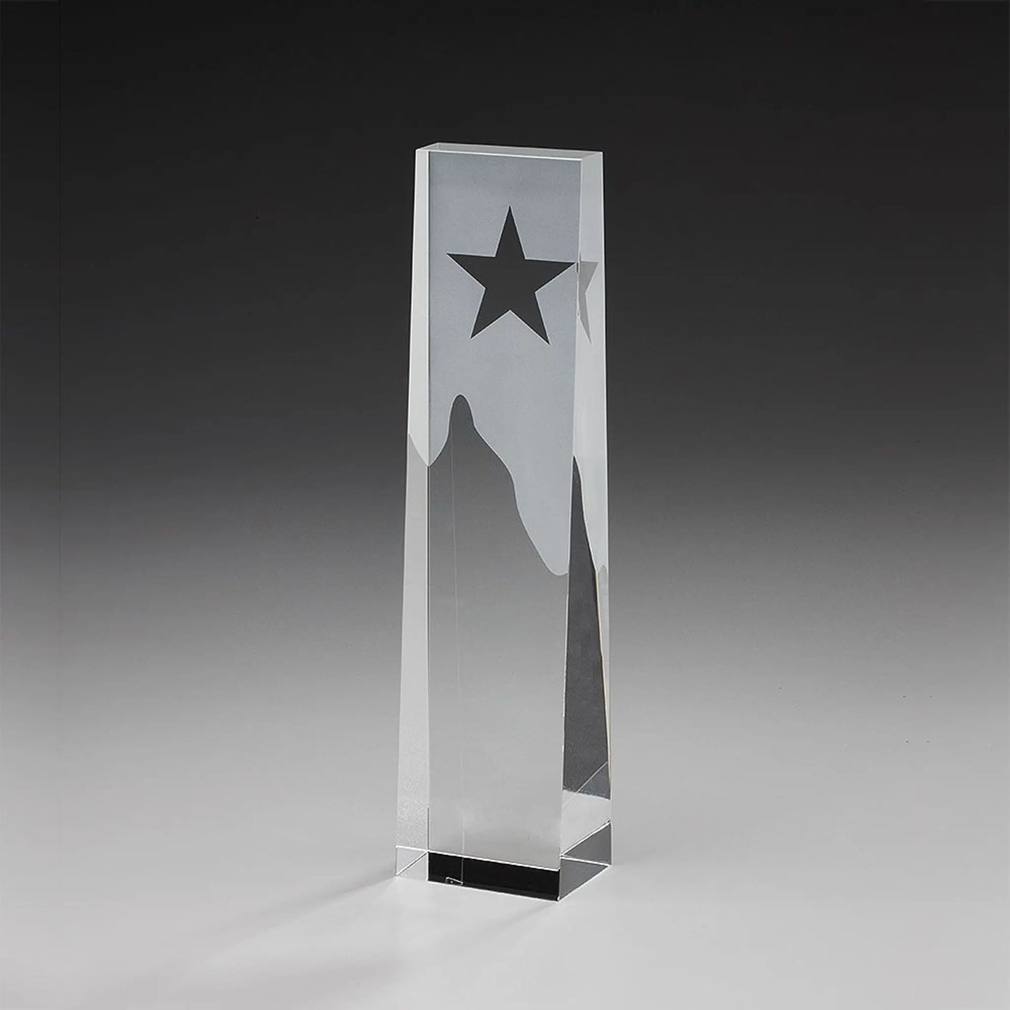 Star Obelisk Award aus Kristallglas – schlanker rechteckiger Obelisk mit satiniertem Stern oben und satiniertem Bergmotiv, hier ohne Gravur
