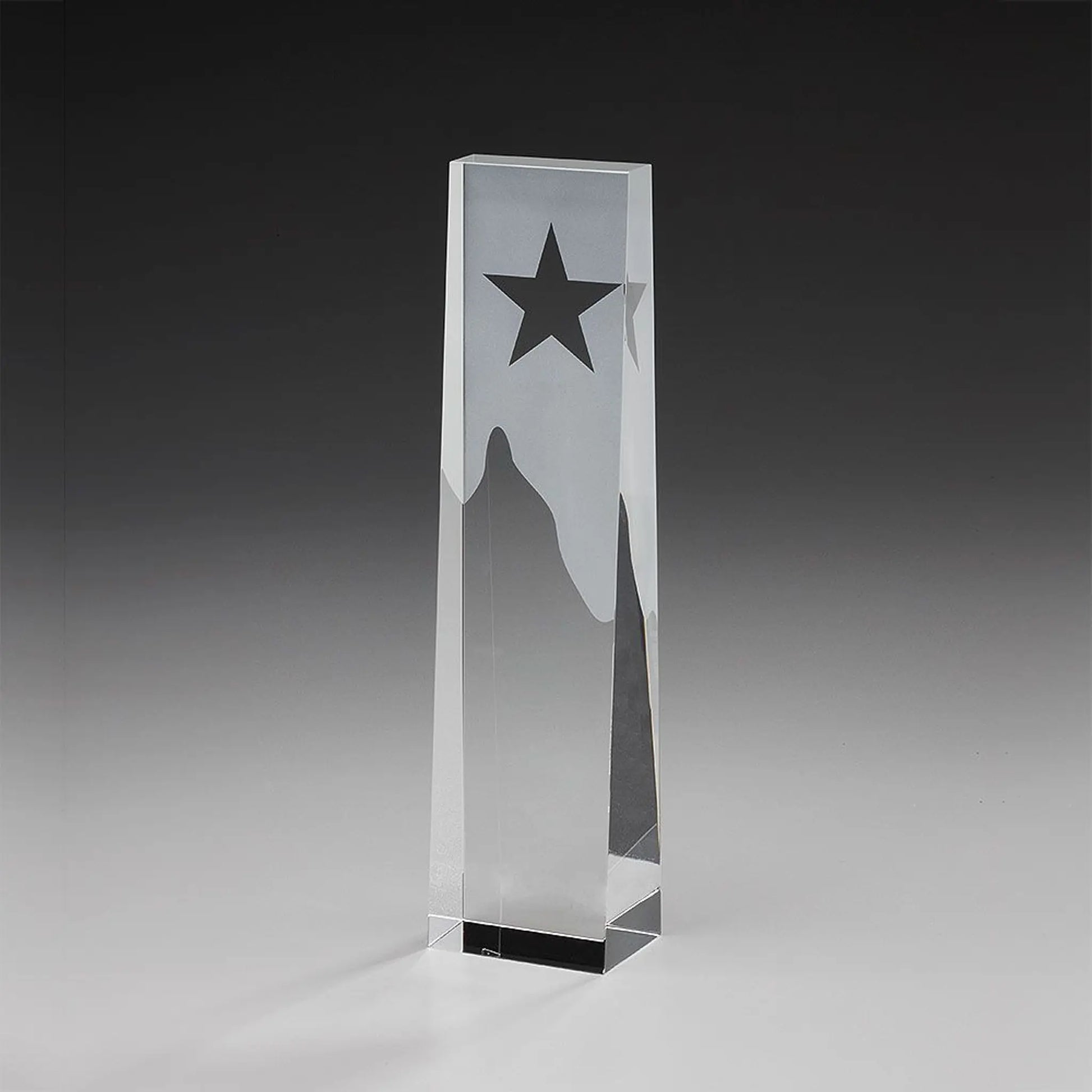 Star Obelisk Award aus Kristallglas – schlanker rechteckiger Obelisk mit satiniertem Stern oben und satiniertem Bergmotiv, hier ohne Gravur
