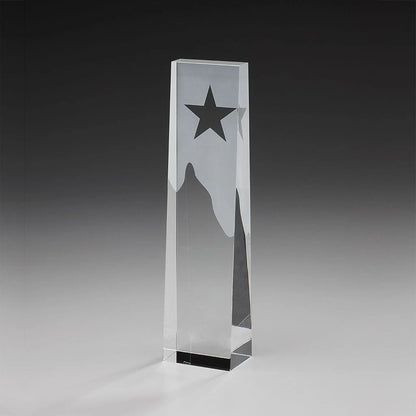 Star Obelisk Award aus Kristallglas – schlanker rechteckiger Obelisk mit satiniertem Stern oben und satiniertem Bergmotiv, hier ohne Gravur

