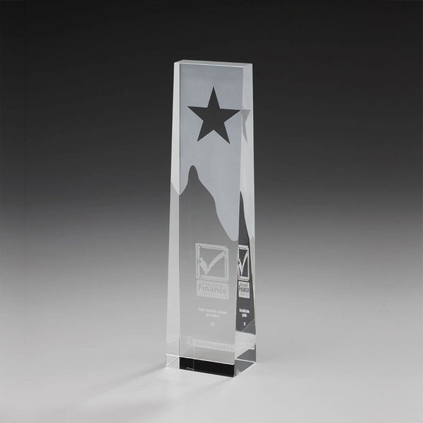 Star Obelisk Award aus Kristallglas – schlanker Obelisk mit satiniertem Stern und Bergmotiv sowie Lasergravur, Beispielmotiv Logo mit Auszeichnungstext